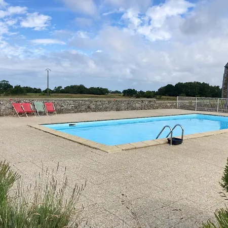 Apartment Montmartin: Proche, Piscine Partagée Et Jardin Clos