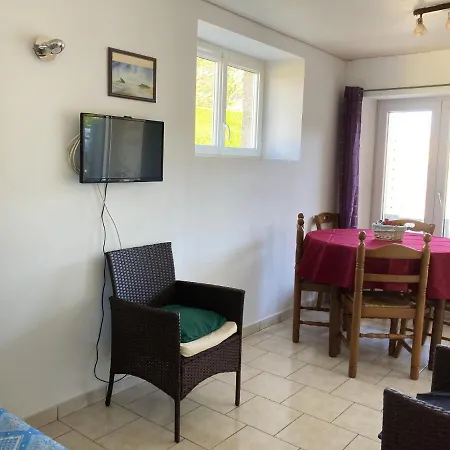 Apartment Montmartin: Proche, Piscine Partagée Et Jardin Clos *
