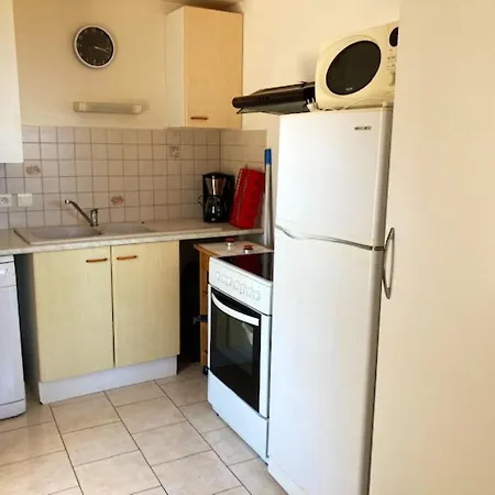 Montmartin: Proche, Piscine Partagée Et Jardin Clos
