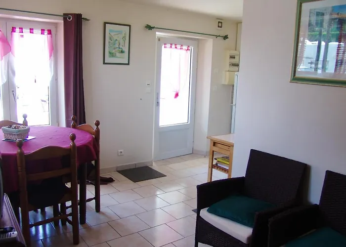 Montmartin: Proche, Piscine Partagée Et Jardin Clos *