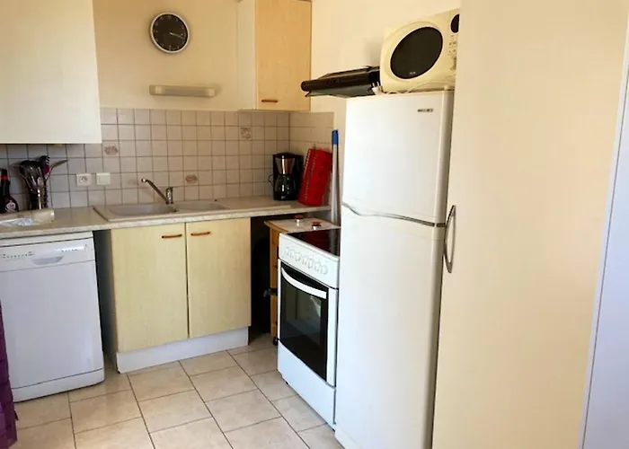 Montmartin: Proche, Piscine Partagée Et Jardin Clos