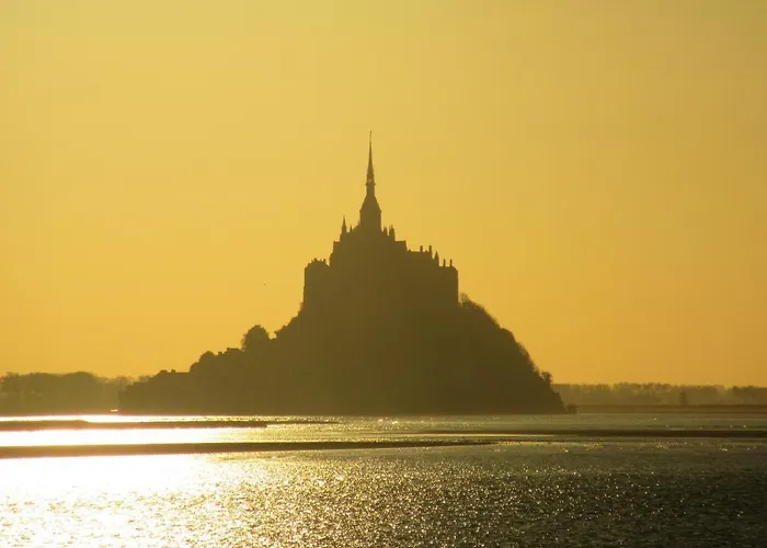 Montmartin: Proche, Piscine Partagée Et Jardin Clos Apartment *