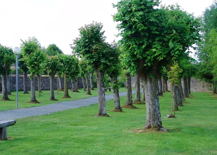 Montmartin: Proche, Piscine Partagée Et Jardin Clos
